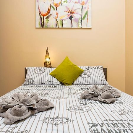1Bd Apartment With A Cute Balcony In Kapana By Flat Mаnager Plovdiv Esterno foto